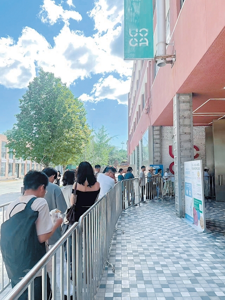 在位于798艺术区内的UCCA尤伦斯当代艺术中心，观众排队入场参观“马蒂斯的马蒂斯”展览。
