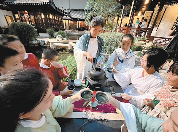 中国园林博物馆持续开展“仲夏夜之梦”暑期活动，带领青少年共同研习传统文化。