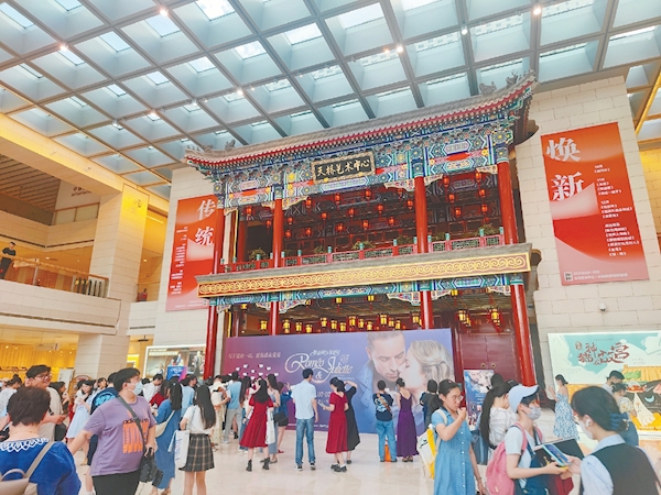 天桥艺术中心公共空间内观众如织。 天桥艺术中心公共空间内观众如织。