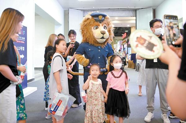 7月23日，首届中国（北京）动画周公众开放日，小观众纷纷与自己喜爱的动画形象合影。
