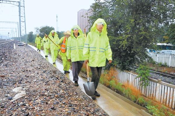 7月29日，中国铁路北京局集团公司丰台工务段第一时间启动暴雨红色预警，迅速深入车间及Ⅱ级防洪地点所在工区进行包保，抢险物资工机具装车热备，确保第一时间应对突发状况。