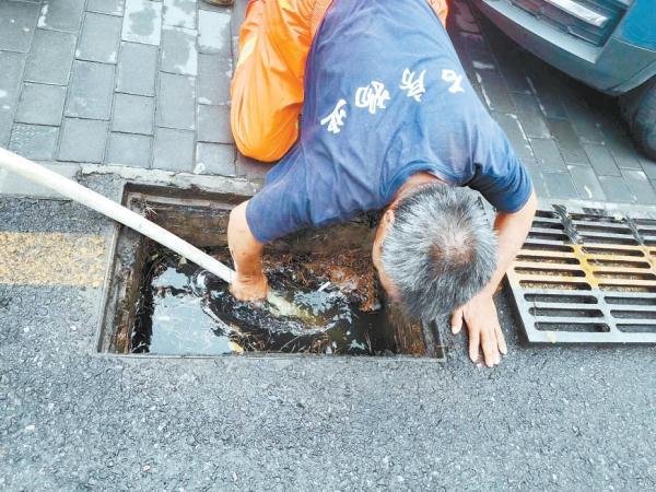 7月29日，石景山区八角街道密切关注雨情，积极采取应对措施织密“防汛网”。