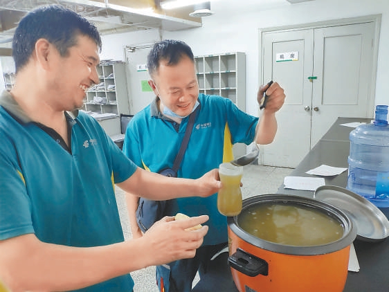 朝阳邮政一处网点提前熬好绿豆汤、酸梅汤，供快递员解暑。