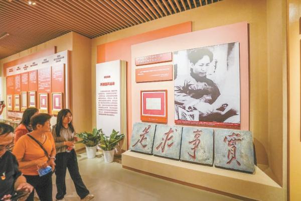 为纪念全民族抗战爆发86周年，7月7日，中国人民抗日战争纪念馆“伟大工程——抗战时期中国共产党的建设”专题展览开幕。