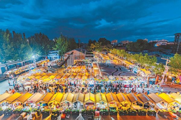 近日，798艺术区举办沉浸式甲骨文主题夜市，200余家品牌商铺集合了互动游戏、美食、集章抽奖等活动，吸引了许多市民前来体验。