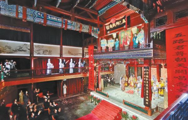 位于西城区西河沿街的百年老戏楼正乙祠再续弦音，恢复了往日繁华。