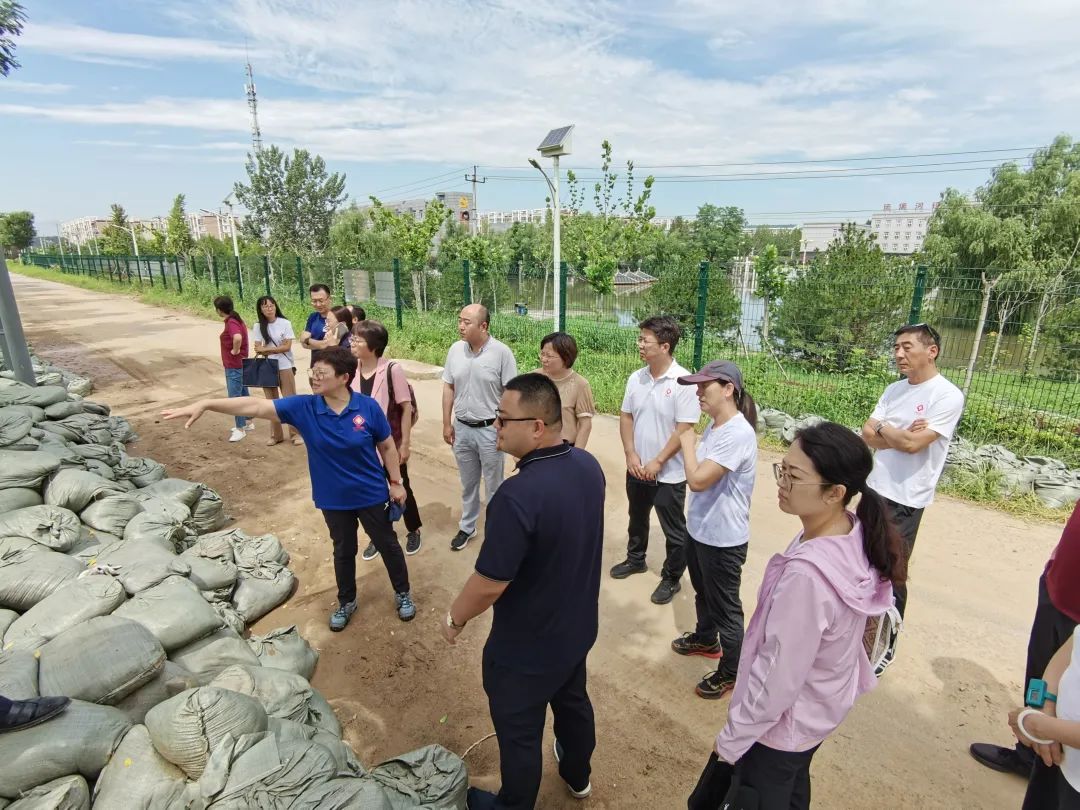 北京市疾控中心副主任庞星火（着蓝衣者）在北京特大暴雨受灾地区开展调研。