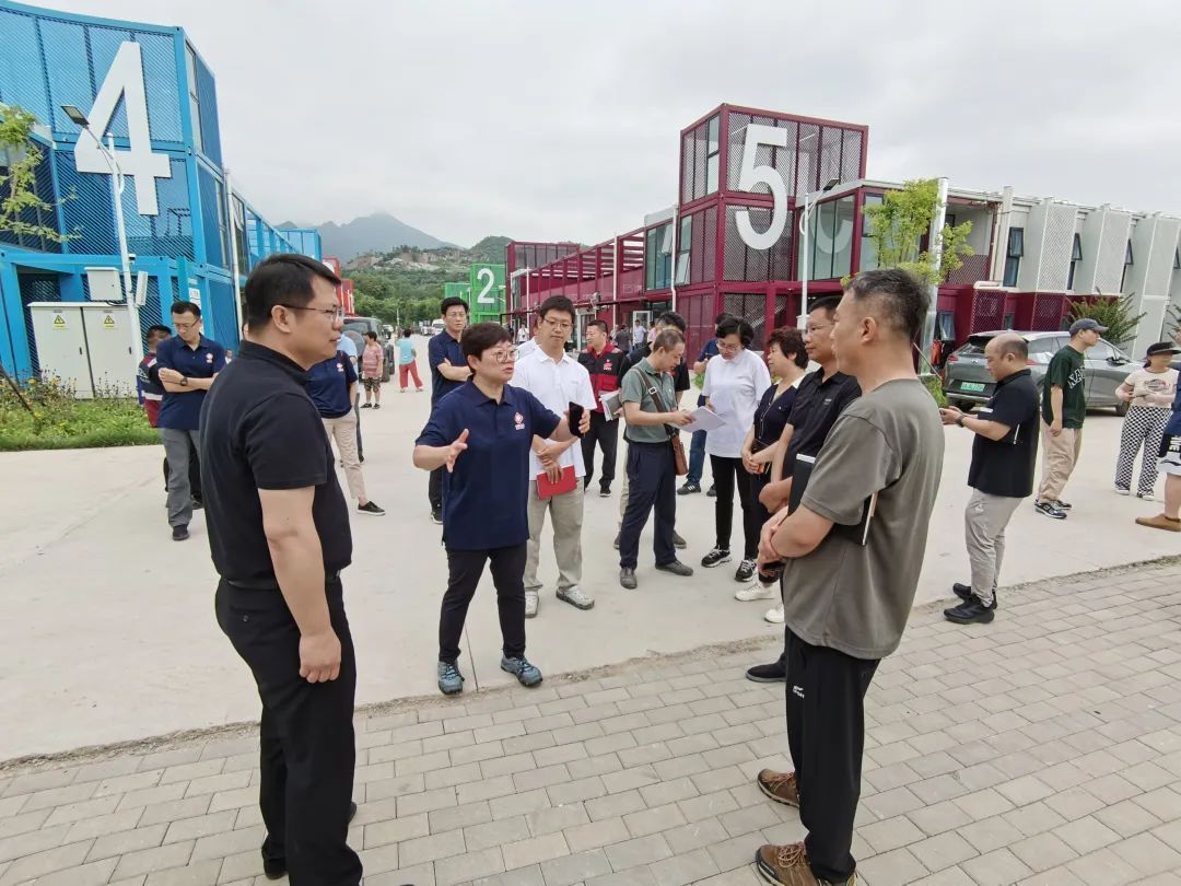 北京市门头沟区，庞星火在军庄镇一安置点指导灾后防疫工作。