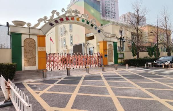  东城实验幼儿园施划网格线，设置防撞设施、隔离设施