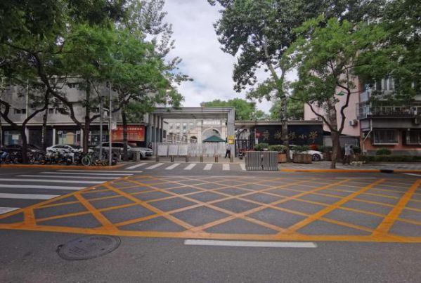 黄城根小学设置非现场执法设备、阻车桩、反光道钉，施划禁停标线和网格线