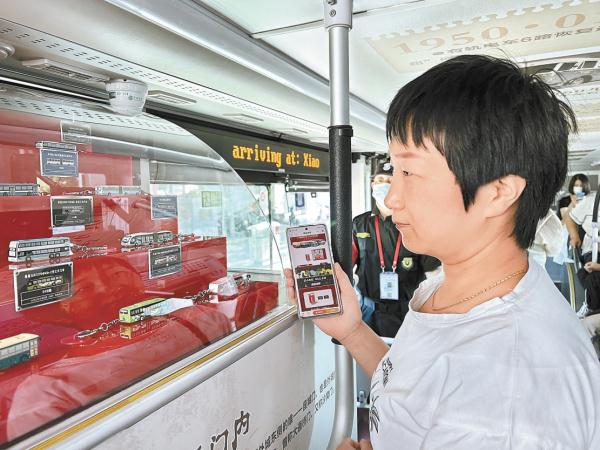 “古都记忆”京味线23路车厢内，乘客可欣赏到公交车模。