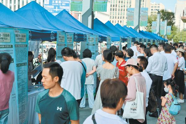 8月12日，“就业在北京——仲夏之约·万达夜市”大型招聘服务活动在本市7个区的万达广场同步举办。