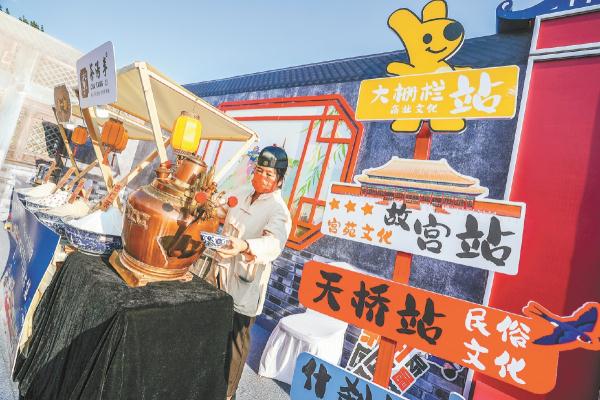 市集上，市民游客品尝老字号美食。