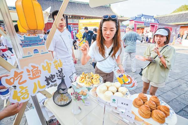 市集上，市民游客品尝老字号美食。