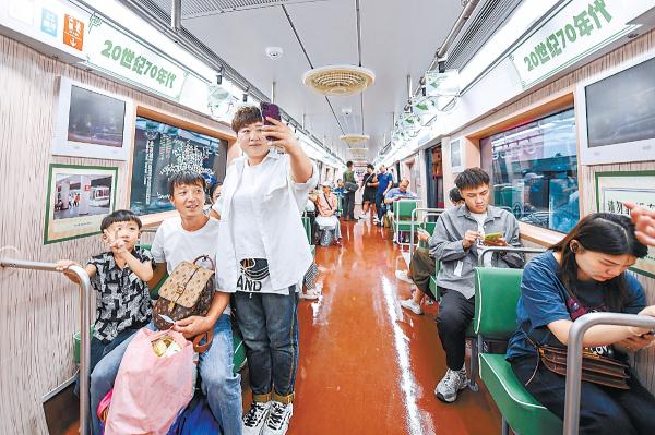 9月12日，乘客在“时光列车”年代感十足的车厢里拍照留影。