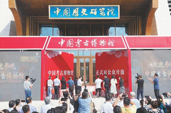 开馆仪式上，观众代表共同推开大门。