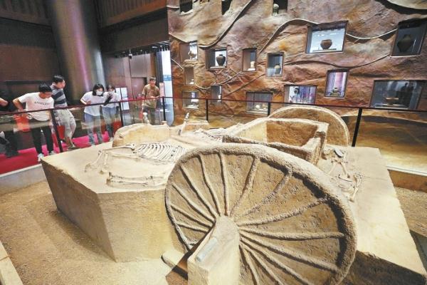 观众在中国考古博物馆内参观珍贵文物展品。
