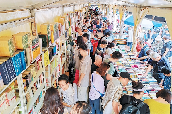 9月18日是地坛书市的最后一天，众多书迷特意选在这一天来逛书市，就是为了以最便宜的价钱买到最满意的书。