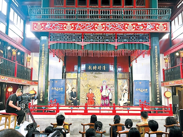 “大戏看北京”二〇二三展演季“戏剧沙龙”活动中，戏曲院团负责人、戏曲名角和青年学生共聚一堂进行互动交流。