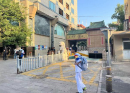 景山学校校门口人车分离