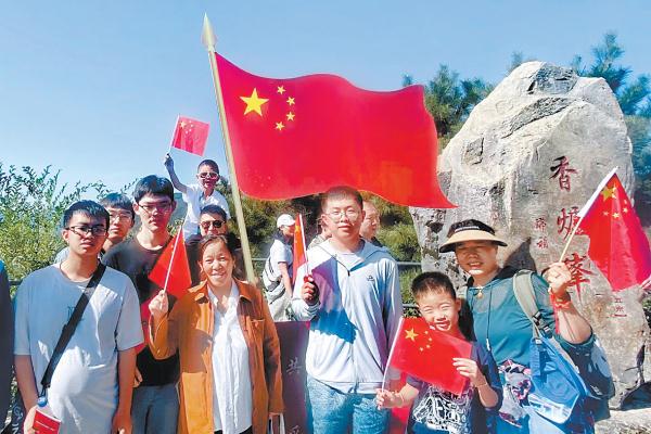 国庆期间,香山公园推出了国庆红色游、览胜文化游、生态休闲游3条游线。游客可登顶香炉峰,远眺京城,感受首都壮美。 国庆期间,香山公园推出了国庆红色游、览胜文化游、生态休闲游3条游线。游客可登顶香炉峰,远眺京城,感受首都壮美。