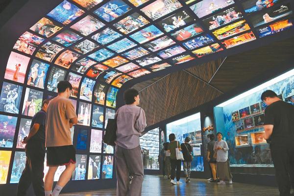 观众穿行在国家大剧院数字化展览通道。