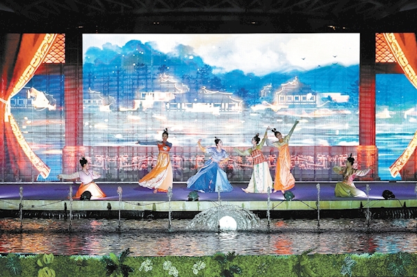 10月15日晚，2023亮马河风情水岸国际艺术季开幕式举办。