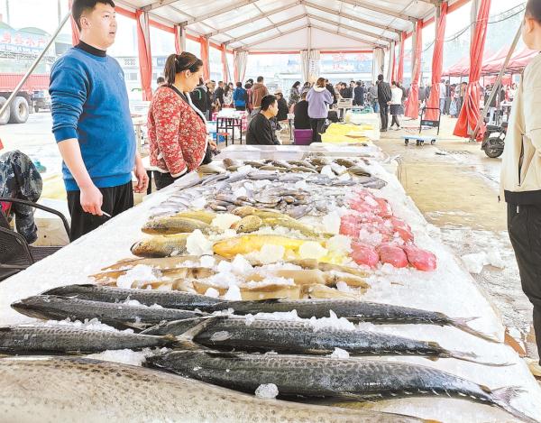 新发地海鲜市场摊位海货水产种类丰富。