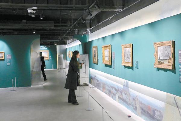在展陈布置上，“遇见印象派”专门设计了与展出画作相呼应的墙绘。