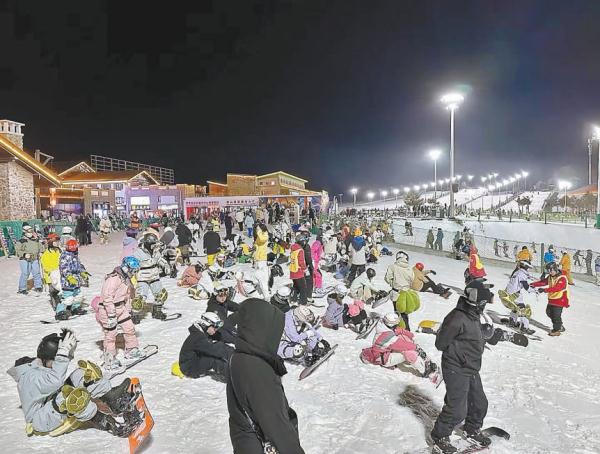 南山滑雪场开启夜场，不少雪友前去一试身手。