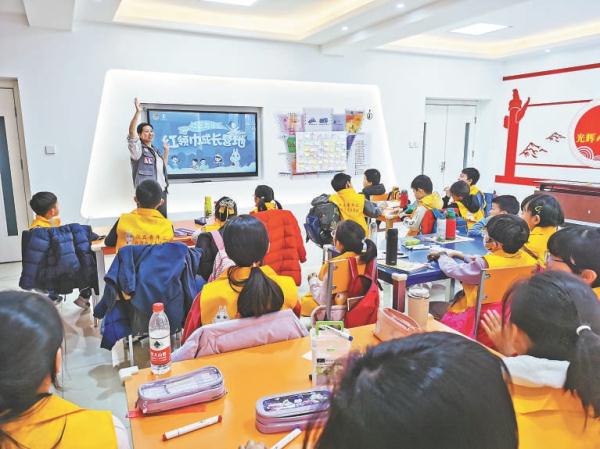  The "Red Scarf Growth Camp" in Chaoyang District Asian Games Village opened on January 22.