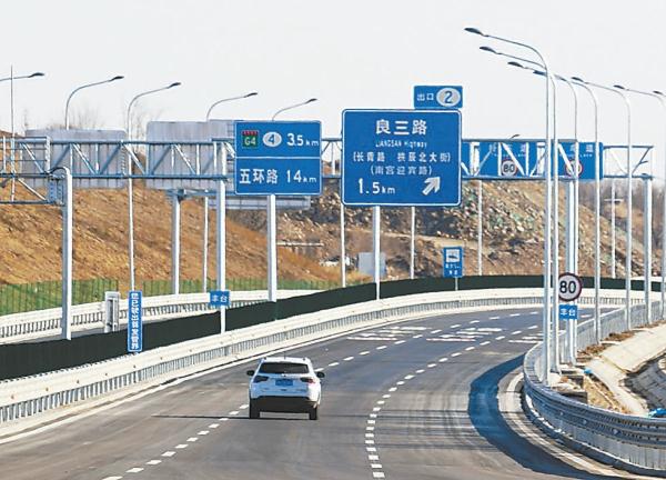 京良路主路按城市快速路标准建设，设置双向六车道，全程不设红绿灯。
