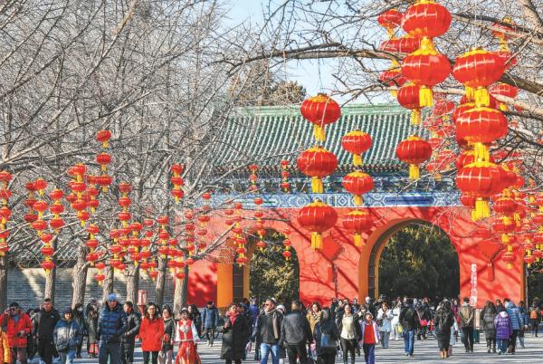 龙年春节长假到来，北京各大公园洋溢着新春喜庆氛围。大年初一，天坛公园北天门内挂满红灯笼，营造出喜气洋洋的节日氛围。