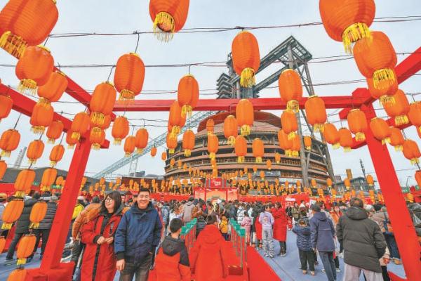 在首钢园三高炉南广场，首钢“集”祥——龙年古风游园会吸引不少市民游客。
