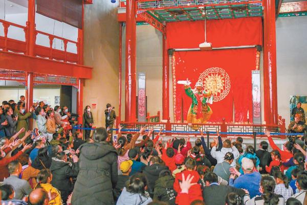 在首都博物馆四层戏楼，专业京剧演员献上《跳财神》《扈家庄》等精彩选段。