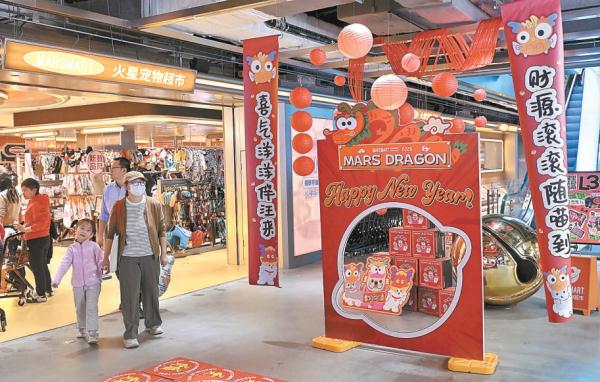 春节假期，潮流新地标THE BOX朝外吸引众多市民游客打卡。