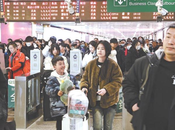 北京西站2月16日迎来返程高峰，出站口人头攒动，返京乘客有序出站。