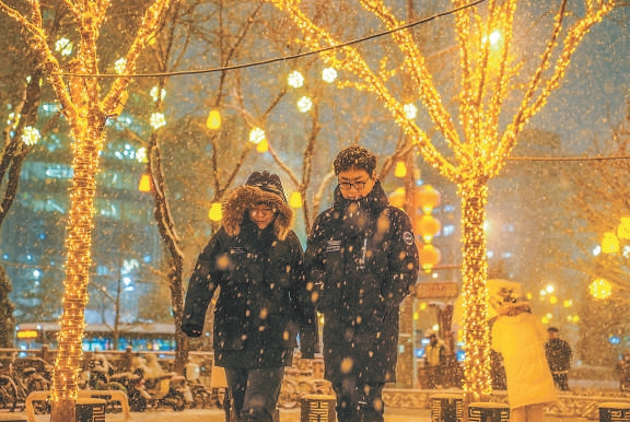 2月20日，东单街头雪映街灯，分外美丽。