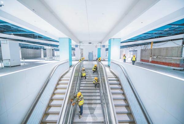 2月20日，12号线三元桥站换乘厅，施工人员正在装修施工。