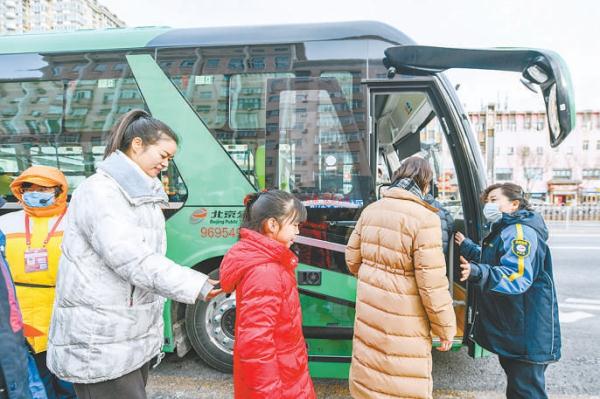 2月23日，东城区培新小学高年级部的师生和家长体验乘坐通学公交前往学校。