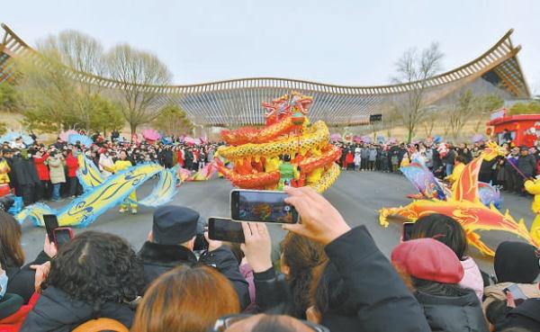 2月24日，延庆区举办“福满京城 春贺神州”2024年元宵节花会游园活动。舞龙、舞狮、旱船、高跷等24档延庆优秀花会表演队伍走进世园公园，为市民游客奉上一场精彩的“文化盛宴”。