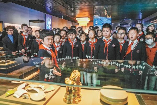 2月25日，在北京大运河博物馆，小小讲解员为同学们讲解运河文物。