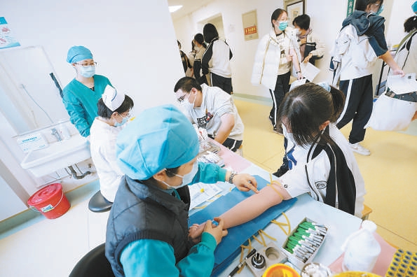 3月10日，北京市第六医院体检中心，考生接受体检。