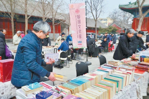 3月16日，报国寺古旧书市前来购书的书友络绎不绝。