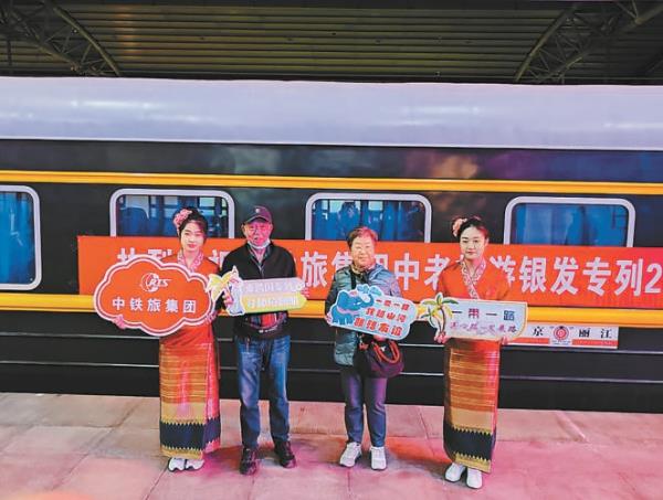  At 0:37 on March 18, the Y445 special tourist train started from Beijing Station with more than 400 tourists.