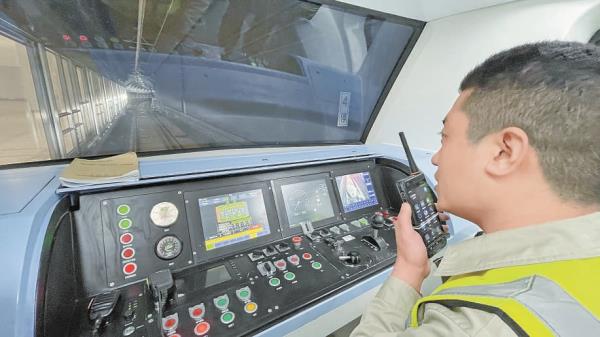 Beijing Metro Line 12 completed the motor train debugging, and realized rail communication, electricity communication, signal communication, and successfully completed the cold sliding and hot sliding tests of the whole line. All 42 subway vehicles on Line 12 arrived at the section.