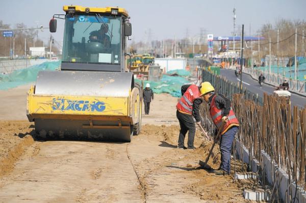 3月20日，京良路东段改扩建工程正加紧施工。