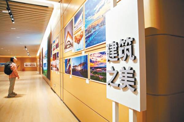 3月23日，《百万共鉴的光影瞬间》摄影展在北京城市图书馆开幕。