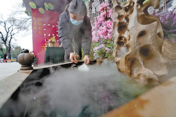 4月1日，工作人员示范水溶祭祀。