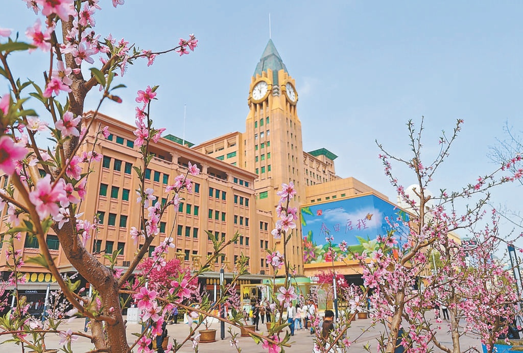  Peach blossoms are blooming and Wangfujing is very beautiful.